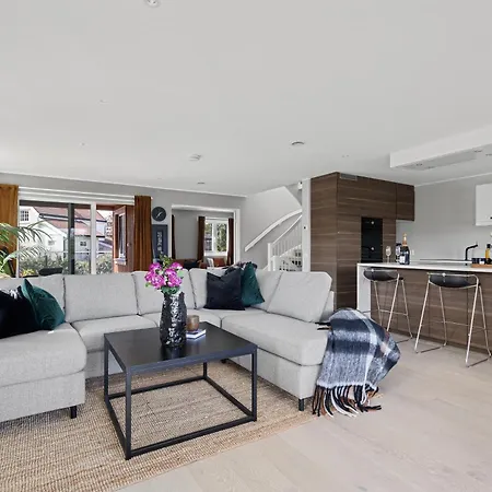 Exclusive Penthouse, Three Bedroom, 6 Guests, Roof Terrace, Private Parking - *