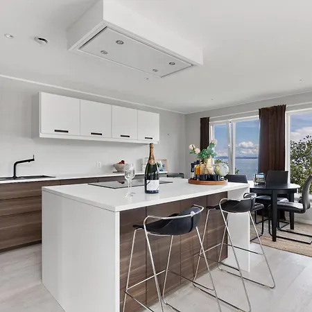 Exclusive Penthouse, Three Bedroom, 6 Guests, Roof Terrace, Private Parking - *