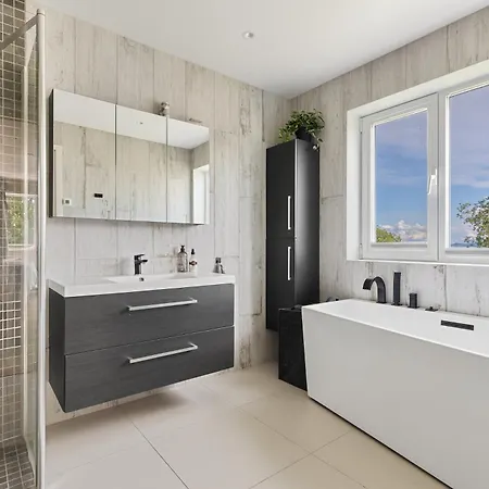 Exclusive Penthouse, Three Bedroom, 6 Guests, Roof Terrace, Private Parking -