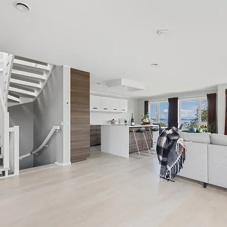 Exclusive Penthouse, Three Bedroom, 6 Guests, Roof Terrace, Private Parking -